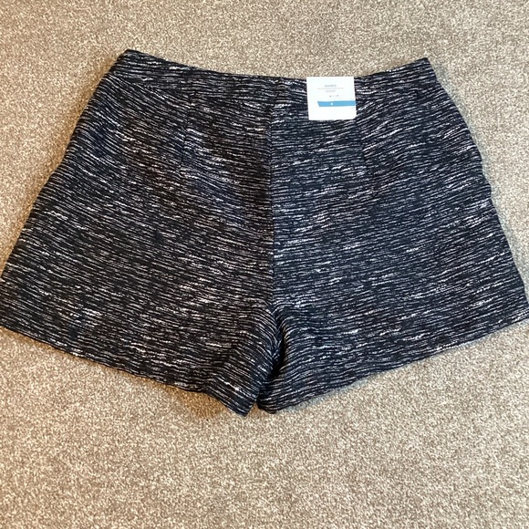 Old Navy Women's Black & White Tweed Dress Shorts - Picture 2 of 6